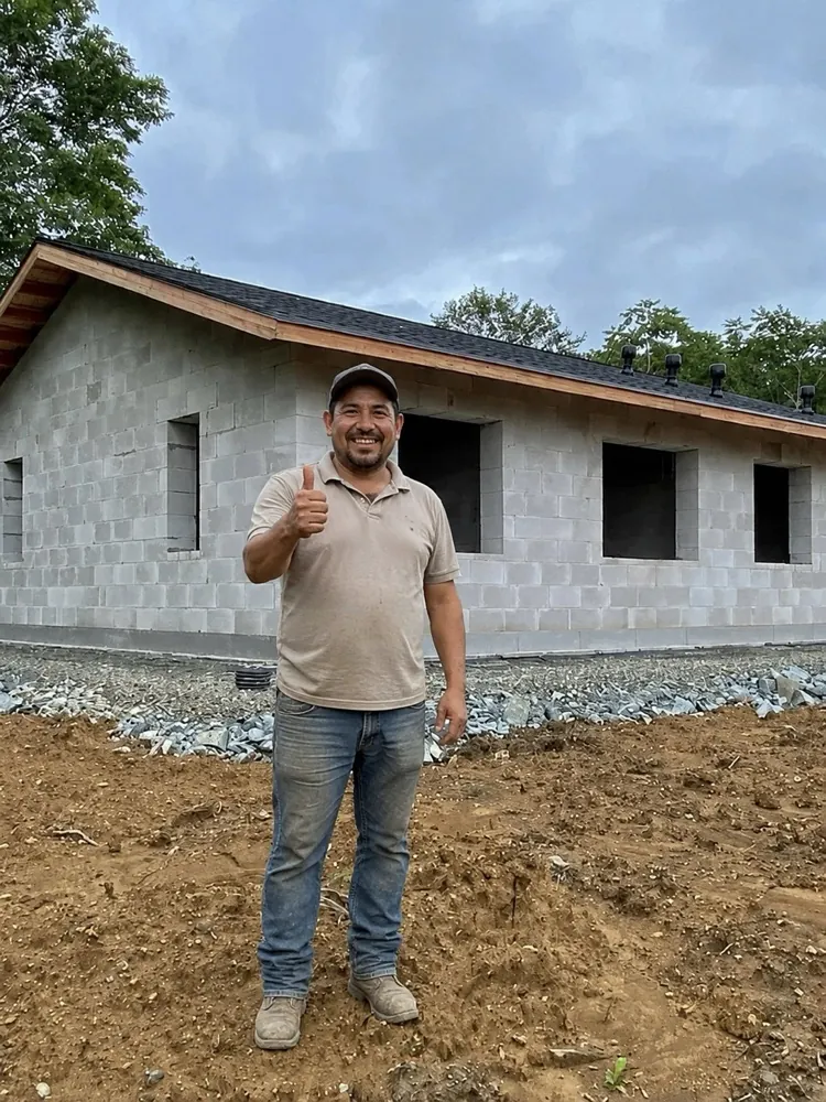 Frente a su casa en obra